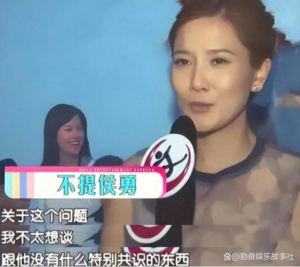 离婚后，只字不提前夫侯勇，和女儿相依为命，如今她45岁宛如少女