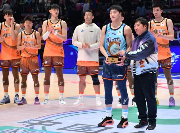 广东队胡明轩夺得MVP，CBA全明星正赛南区138比122战胜北区