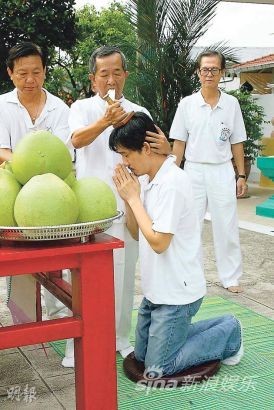 港台明星哀悼泰国白龙王曾志伟下跪痛哭