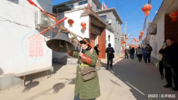 各网红在大衣哥家门口表演才艺，大衣哥与粉丝合影后坐三轮车离开