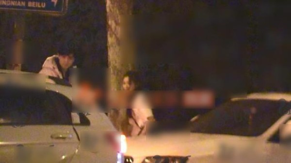 杨幂旗下男艺人高伟光，疑似恋情曝光：与神秘女子深夜同回住处