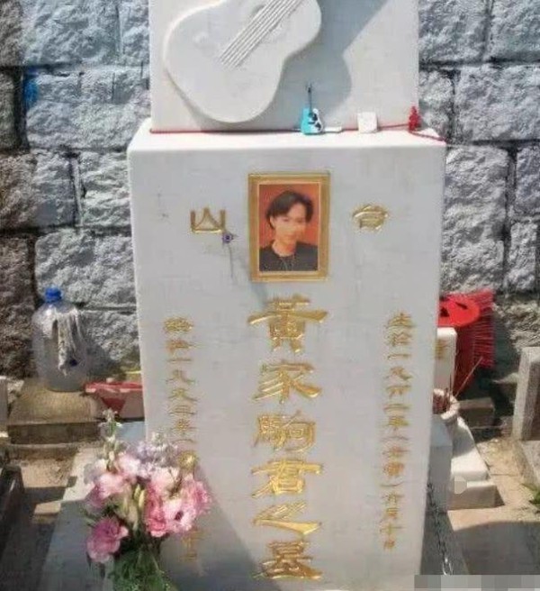 明星墓地:姚贝娜乔任梁鲜花遍地一尘不染，而他去世16年仍未安葬