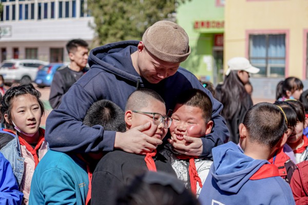 图说：野球帝“师傅们”在兰州小学做公益活动