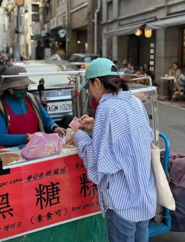 Ella背帆布包背影很有少女感。