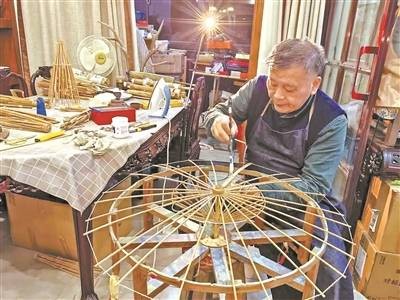 18道工序打磨 西湖绸伞美出圈