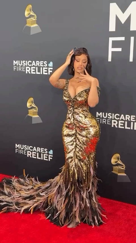 Cardi B 亮相格莱美红毯，身穿Roberto Cavalli 特别定制…