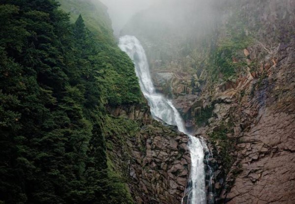 小诗人写庐山瀑布，白居易夸赞超越李白，苏轼：我不服