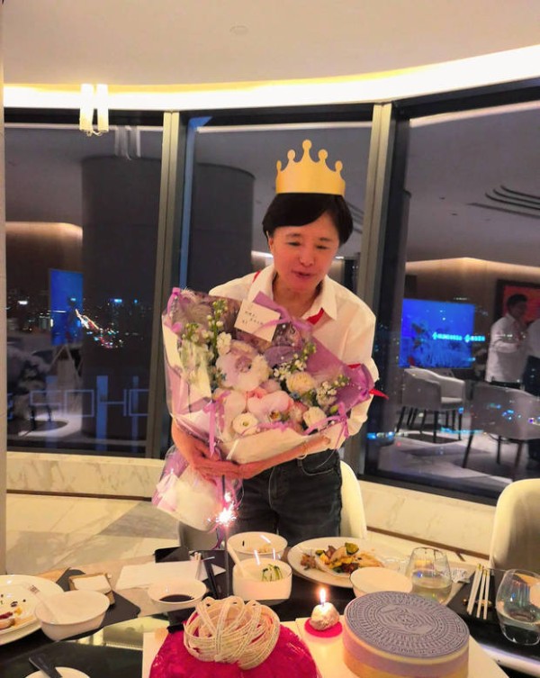 杨幂妈妈61岁生日照流出，白衬衣与红领巾碰撞出别样青春