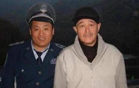 没有什么技术的他，甚至做过人力三轮车夫，吃了不少的苦