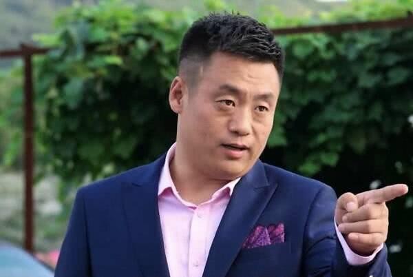 没有什么技术的他，甚至做过人力三轮车夫，吃了不少的苦