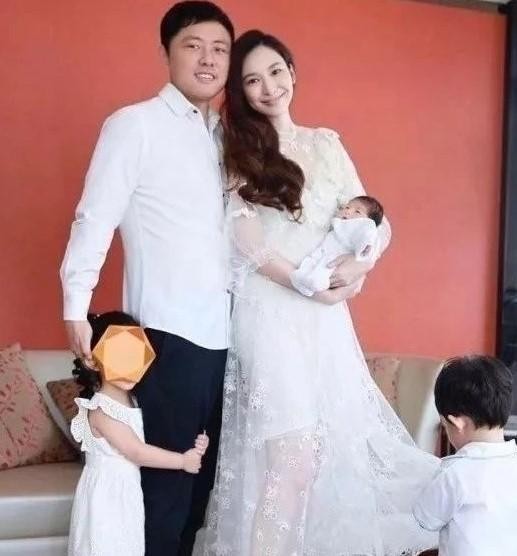黄毅清曝出纪晓波惊天猛料，黄奕林心如牵扯其中，吴佩慈晒照回怼