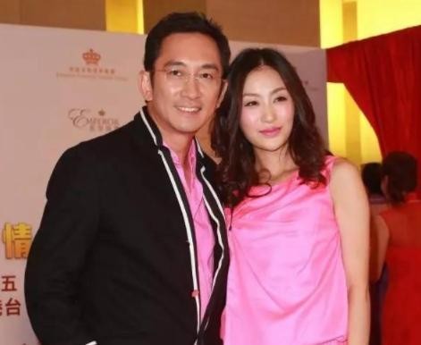 TVB中的亲兄弟：哥哥因为欠债低调退圈，弟弟则恰恰相反