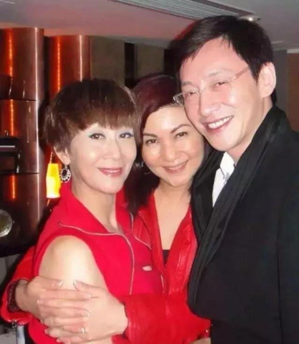 吴启华亲哥近照，退隐多年变回普通人，两兄弟只差一岁却像长后辈