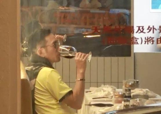 吴启华亲哥近照，退隐多年变回普通人，两兄弟只差一岁却像长后辈