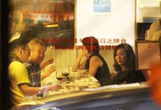 吴启华亲哥近照，退隐多年变回普通人，两兄弟只差一岁却像长后辈