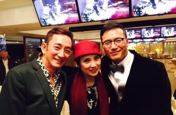 吴启华亲哥近照，退隐多年变回普通人，两兄弟只差一岁却像长后辈