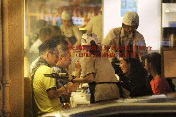 吴启华亲哥近照，退隐多年变回普通人，两兄弟只差一岁却像长后辈