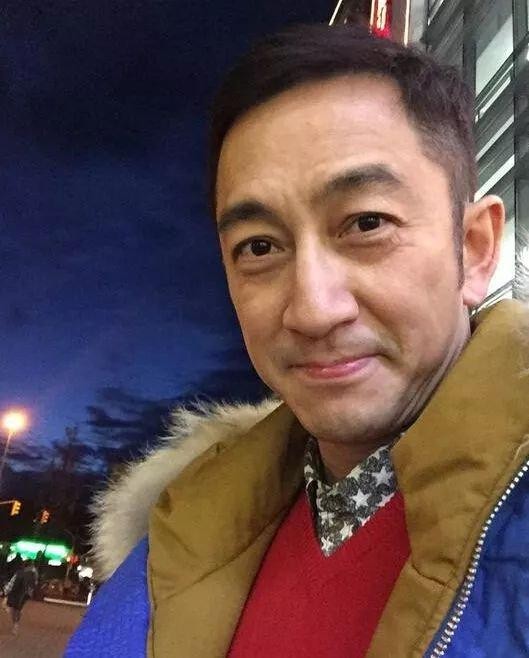 吴启华亲哥近照，退隐多年变回普通人，两兄弟只差一岁却像长后辈