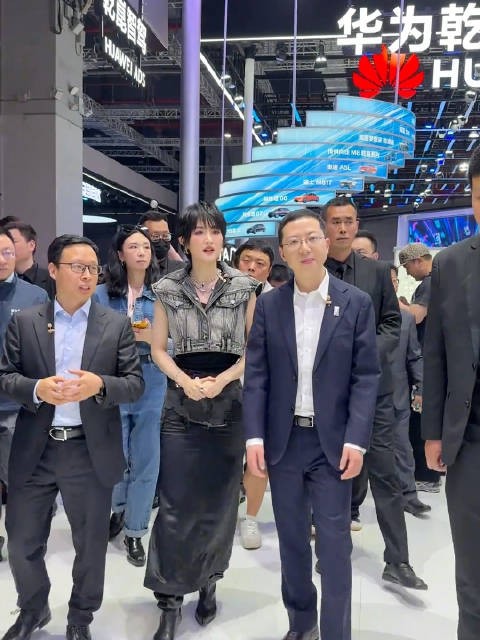 上海车展看到华为“二公主”姚安娜,之前她说差不多一米八,看来是真的,好高