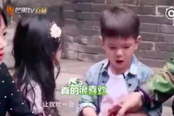 嗯哼和小泡芙闹矛盾，偶像剧戏码升级，杜江：男生要大度