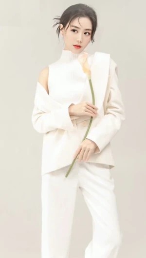 明星人物介绍 周子嫣、中国内地女演员、女歌手 图集 北京电影学院 表演系本科毕业 特长: 影视表演 唱歌 古筝 她的作品 图集2017年参演电视剧《爱我就别想太多》《未来浪漫史》《创业时代》主演连续剧《最美家庭》2018年主演电影《懂》参演电视剧《欢乐步行街》参演电视剧《我的机器人男友》,参演电影《扫毒》2019年主演腾讯病毒视频,主演山东卫视美食广告,主演京东广告,参演欧莱雅洗发水广告,2023年浪漫佳人品牌代言人,2024年妮诗曼形象大使