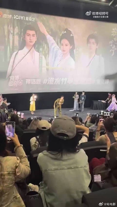 张云龙追剧团还原王权弘业经典动作，刘诗诗翟潇闻旁观