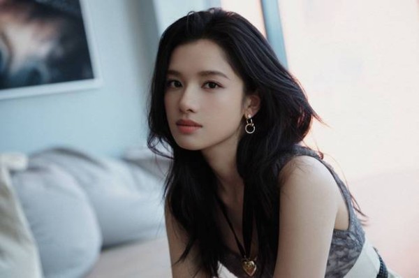 张婧仪侧颜绝美。