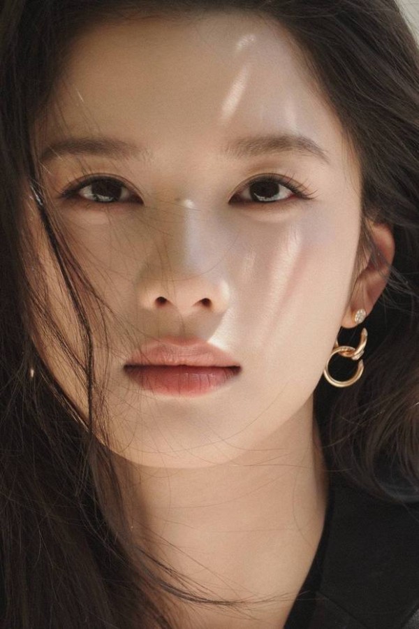 张婧仪眼神充满故事感。