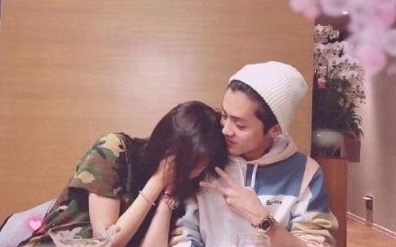 关于偶像能不能谈恋爱，鹿晗粉丝和朱正廷粉丝互撕，你如何看待