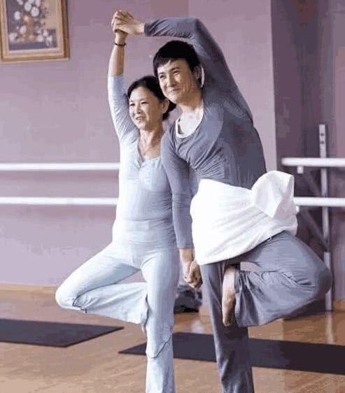 明星与岳母的相处之道：邓超陪岳母打牌，其他几位看得我犯尴尬癌