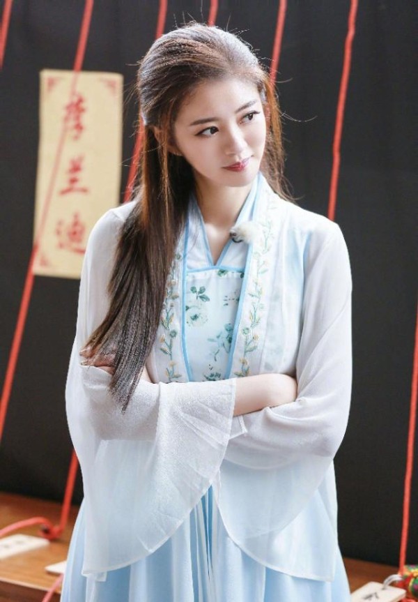 安以轩背景惊人她的父亲是谁是干什么的？安以轩家庭背景大起底