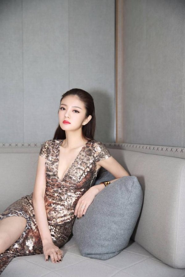 安以轩背景惊人她的父亲是谁是干什么的？安以轩家庭背景大起底