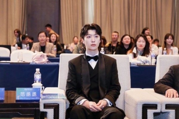 黄晓明华表奖介绍青岛美食 影人代言点亮“影视之都”