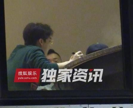 李易峰与友涮锅 只顾自己埋头大吃