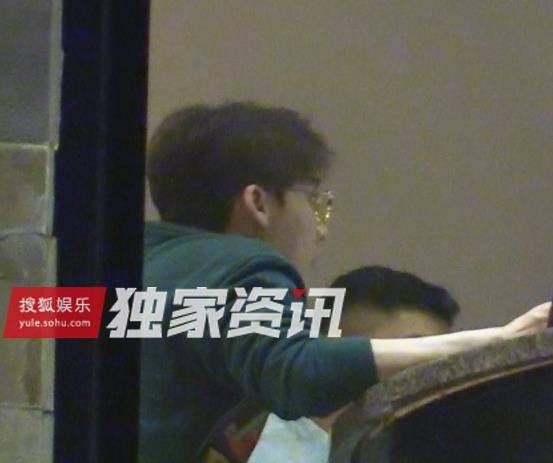 李易峰与友涮锅 只顾自己埋头大吃