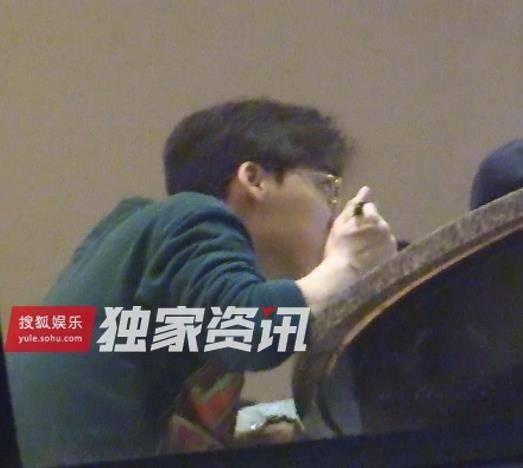 李易峰与友涮锅 只顾自己埋头大吃