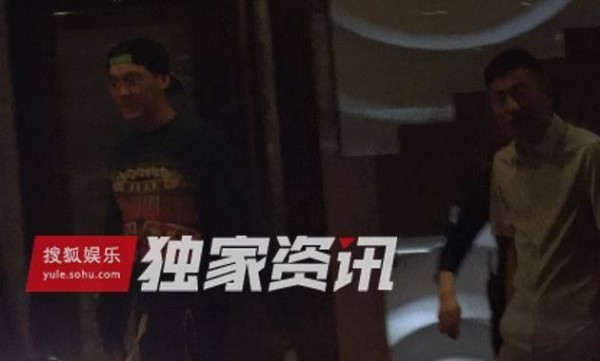 李易峰与友涮锅 只顾自己埋头大吃