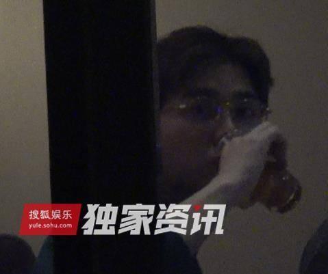 李易峰与友涮锅 只顾自己埋头大吃