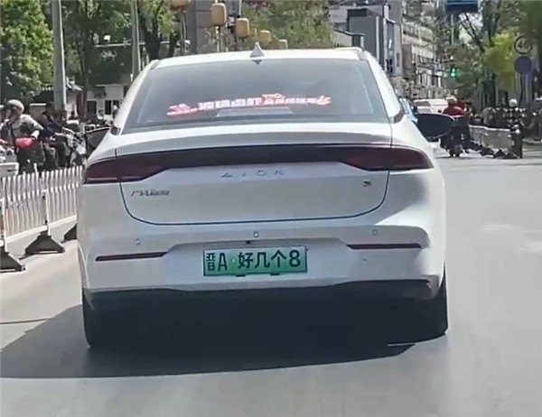 公然挑衅！太原一汽车车牌写“好几个8”招摇过市