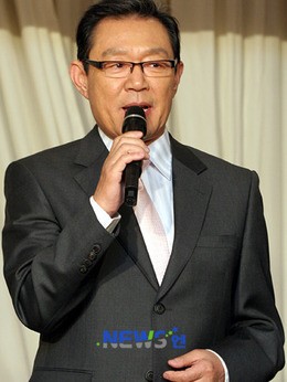 郑汉采(郑旭饰演)