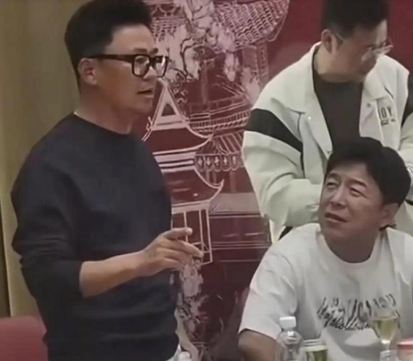 黄渤请众星聚餐 陈凯歌陈红坐主桌 华表奖后的温馨聚会