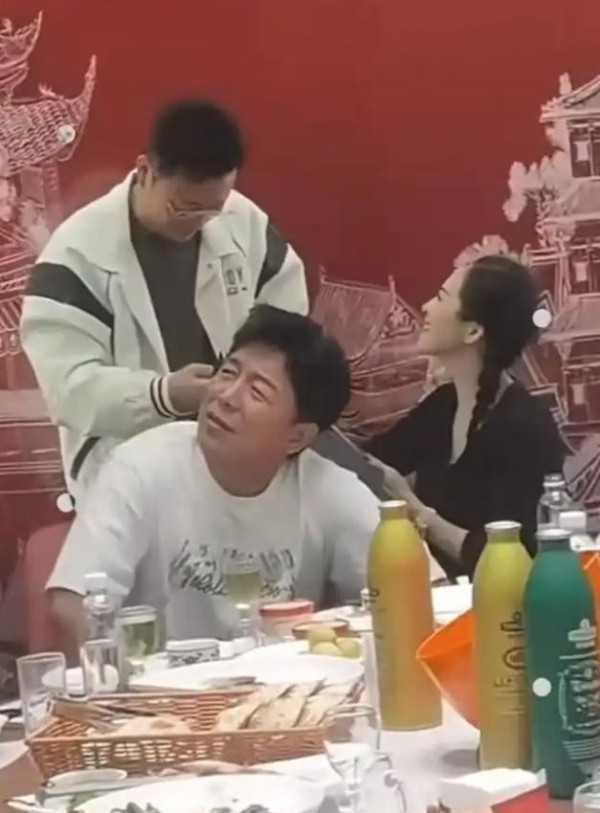 黄渤请众星聚餐 陈凯歌陈红坐主桌 华表奖后的温馨聚会