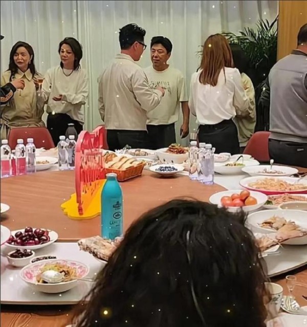 黄渤请众星聚餐 陈凯歌陈红坐主桌 华表奖后的温馨聚会
