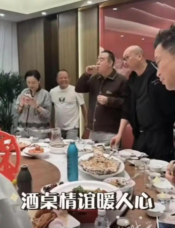 黄渤请众星聚餐 陈凯歌陈红坐主桌 华表奖后的温馨聚会