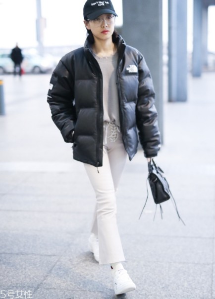 白裤子怎么搭配衣服好看？跟着明星学穿搭