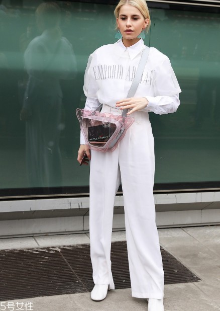 白裤子怎么搭配衣服好看？跟着明星学穿搭