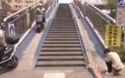 深圳一人行天桥装“电单车电梯”，市民：好鸡肋