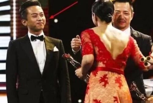 明星遇到前任什么反应：胡歌偷瞄，邓超无奈，而他哭着要抱抱！