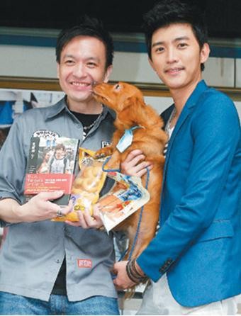 曾少宗(右)20日发表新书《曼镜头》，表哥小钟(左)站台相挺