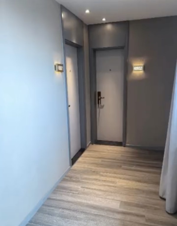女子酒店休息时被强行开门，酒店回应！知名歌手发声